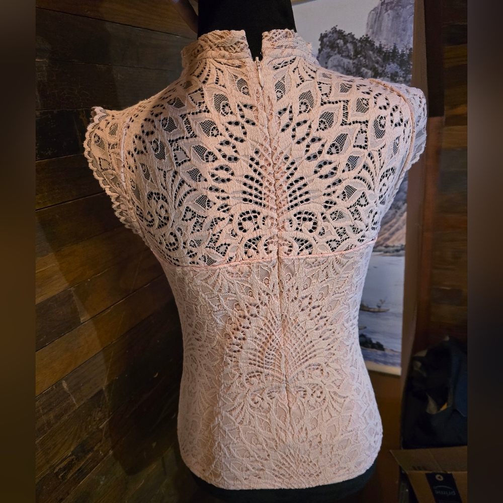 White House Black Market WHBM Cream Lace Overlay Cap Sleeve Stretch Top - Picture 4 of 5